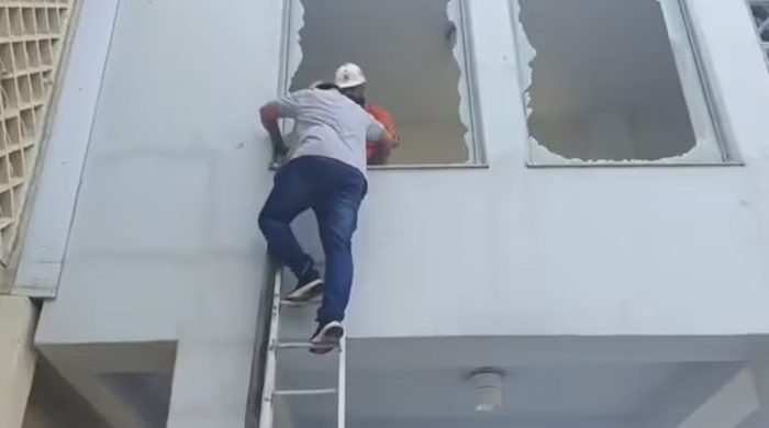 পাকিস্তানের হাসপাতালে ভয়াবহ আগুন