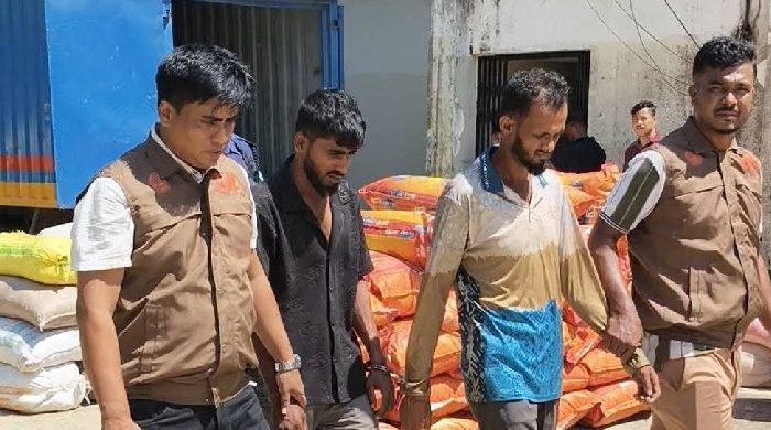 পিকআপ থামাতেই মিললো ২২ লাখ টাকার ভারতীয় পণ্য, আটক ২