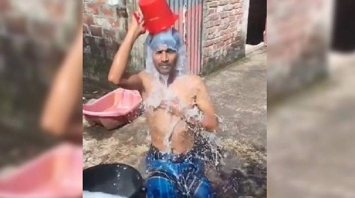 দুধ দিয়ে গোসল করে সম্পর্ক ছিন্ন স্বামীর