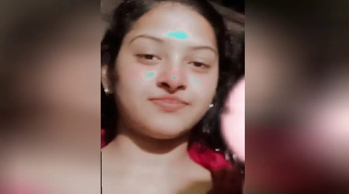 ফ্যানের সাথে ঝুলন্ত স্কুলছাত্রীর মরদেহ উদ্ধার