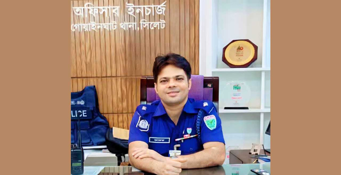 গোয়াইনঘাটের ওসি মুমূর্ষু অন্তঃসত্ত্বাকে রক্ত দিলেন