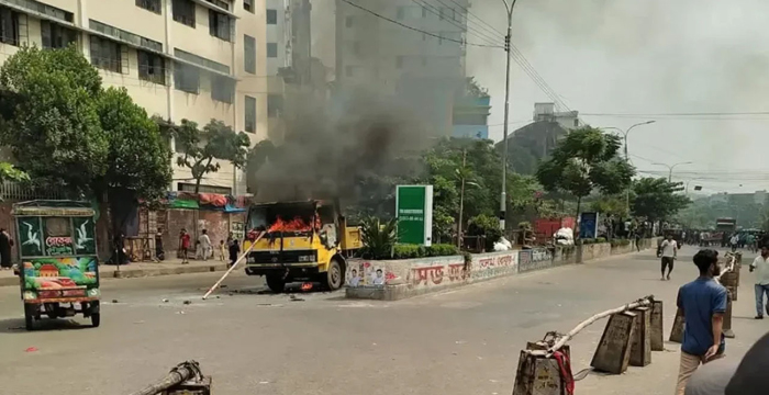 ফুটপাত উচ্ছেদ অভিযানে সংঘর্ষ, তিনটি গাড়িতে আগুন