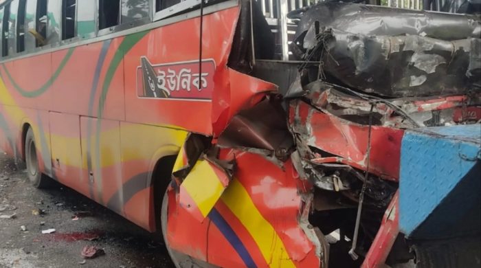 ফেনীতে কাভার্ডভ্যানের পেছনে বাসের ধাক্কায় নিহত ৩