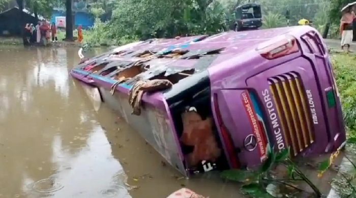 পর্যটক নিয়ে কুয়াকাটার পথে বাস পুকুরে, আহত ১৩