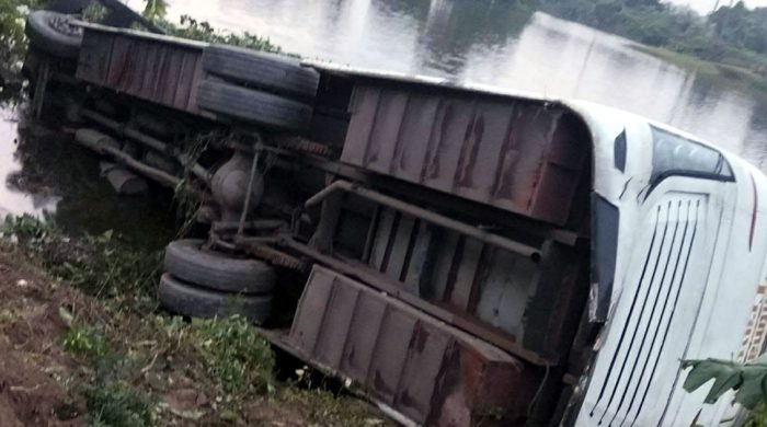 শেরে বাংলা মেডিকেলের শিক্ষাসফরবাহী বাস খাদে