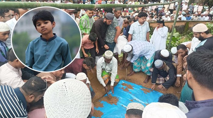 দুই জানাজা শেষে বাড়ির পাশে অপ্রতিমের দাফন সম্পন্ন
