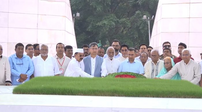 জিয়াউর রহমান ও খালেদা জিয়ার সমাধিতে প্রধানমন্ত্রীর শ্রদ্ধা