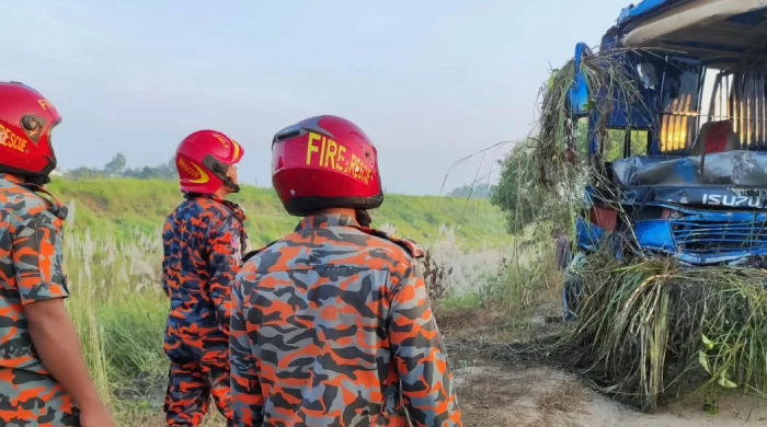 ঢাকা-মাওয়া এক্সপ্রেসওয়েতে বাস খাদে পড়ে নিহত ৩