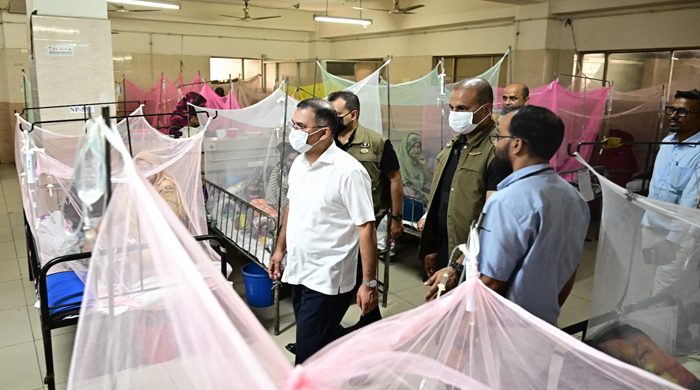 হাসপাতালে চিকিৎসকের ধূমপান, দেখেই বরখাস্তের নির্দেশ প্রধানমন্ত্রী