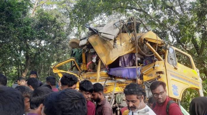 নাটোরে বাস-ট্রাকের মুখোমুখি সংঘর্ষ
