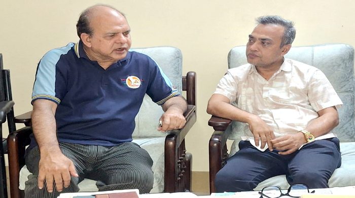 সদ্য সাবেক পিপি অ্যাডভোকেট বদরুল আহমদ চৌধুরীর বাসায় নবনিযুক্ত পিপি অ্যাডভোকেট মোমিনুল ইসলাম মোমিনের সৌজন্য সাক্ষাৎ