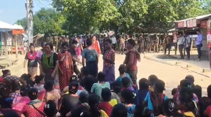 সাজেকে সড়ক অবরোধ, পথে আটকে পড়েছেন আড়াই হাজার পর্যটক