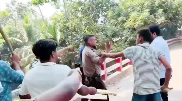 গোপালগঞ্জে পুলিশের দুই সদস্যকে পেটাল ছাত্রলীগ