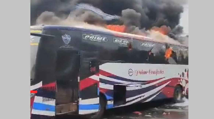 মহাখালী বাস টার্মিনালে দাঁড়িয়ে থাকা এসি বাসে আগুন