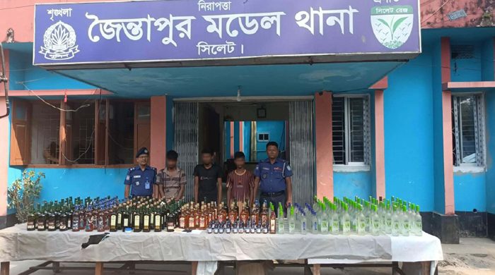 সিলেটের জৈন্তাপুর থানা পুলিশের অভিযানে ২১৬ বোতল ভারতীয় মদ, ৪০ বোতল ফেনসিডিল এবং ৪০০ পিস ইয়াবাসহ গ্রেফতার ৩