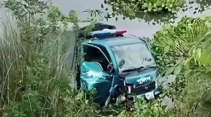 ব্রাহ্মণবাড়িয়ায় নিয়ন্ত্রণ হারিয়ে খাদে পুলিশভ্যান, আহত ৫