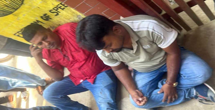 দুই চাঁদাবাজ সাংবাদিককে পেটাল জনতা