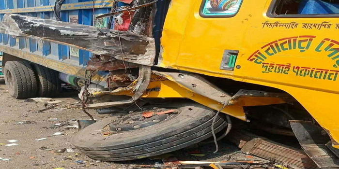 সিলেটে জৈন্তাপুরে জাফলংগামী বাসে ট্রাকের ধাক্কা, আহত ৩