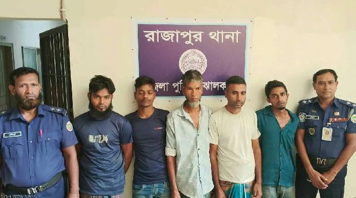 বিকাশ ব্যবসায়ীকে কুপিয়ে ৭ লাখ টাকা ছিনতাই
