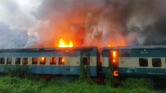 চট্টগ্রামে পরিত্যক্ত ট্রেনের দুই বগিতে আগুন