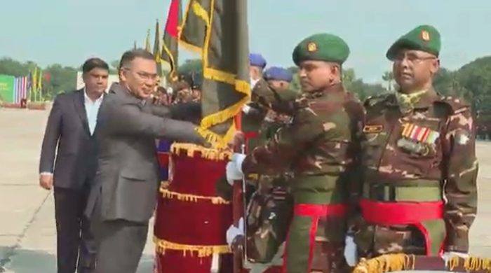 সেনাবাহিনীর ৭ ইউনিটকে পতাকা প্রদান করলেন প্রধানমন্ত্রী