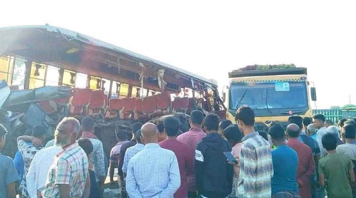 রংপুরে দাঁড়িয়ে থাকা ট্রাকে নৈশ কোচের ধাক্কা, নিহত ৩
